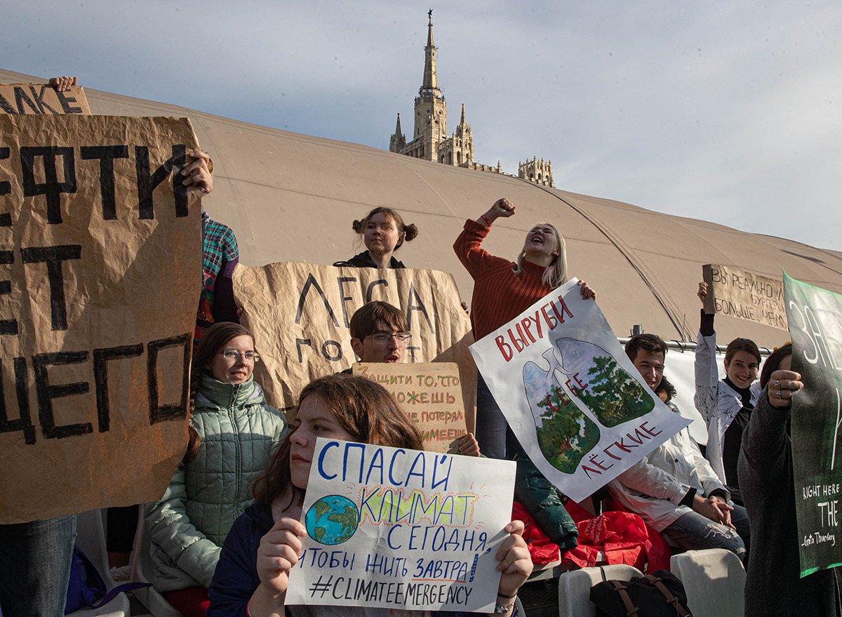 Активисты Гринпис протестуют во время акции «Глобальная забастовка за климат» в Москве, Россия, 27 сентября 2019 года. Фото: Сергей Ильницкий / EPA