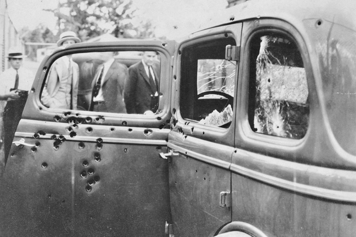 Машина Бонни и Клайда, изрешеченная пулями. Фото: photo-fox / Alamy / Vida Press