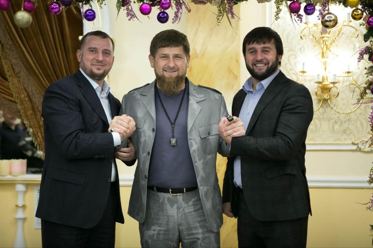 Справа налево: Абдул Алаудинов, Рамзан Кадыров и брат Алаудинова Апты. Фото: телеграм-канал Kadyrov_95
