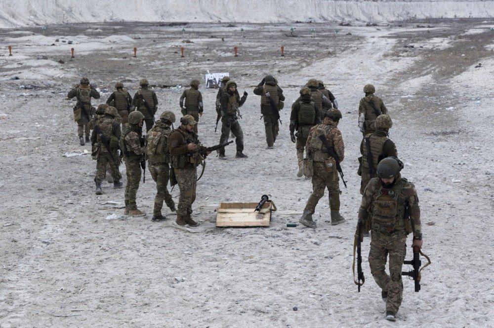 Ukrainian servicemen attend training on a shooting range in eastern Ukraine in March. Photo: EPA-EFE/YAKIV LIASHENKO