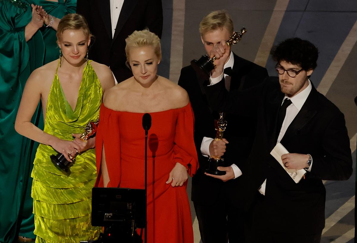 Юлия, Даша, Захар Навальные и Дэниэл Роэр принимают награду во время 95-й ежегодной церемонии вручения премии Оскар в театре «Долби», 12 марта 2023 года. Голливуд, Калифорния. Фото: Кевин Уинтер /Getty Images