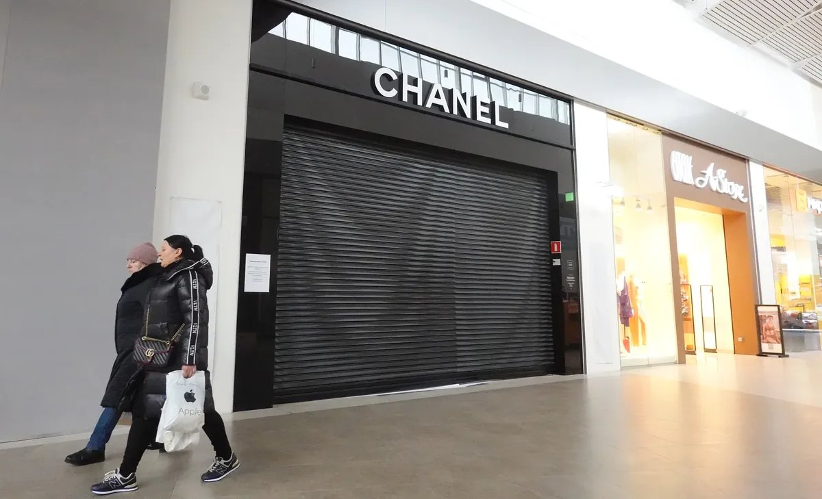 A closed Chanel store in Moscow. Photo: EPA-EFE/MAXIM SHIPENKOV