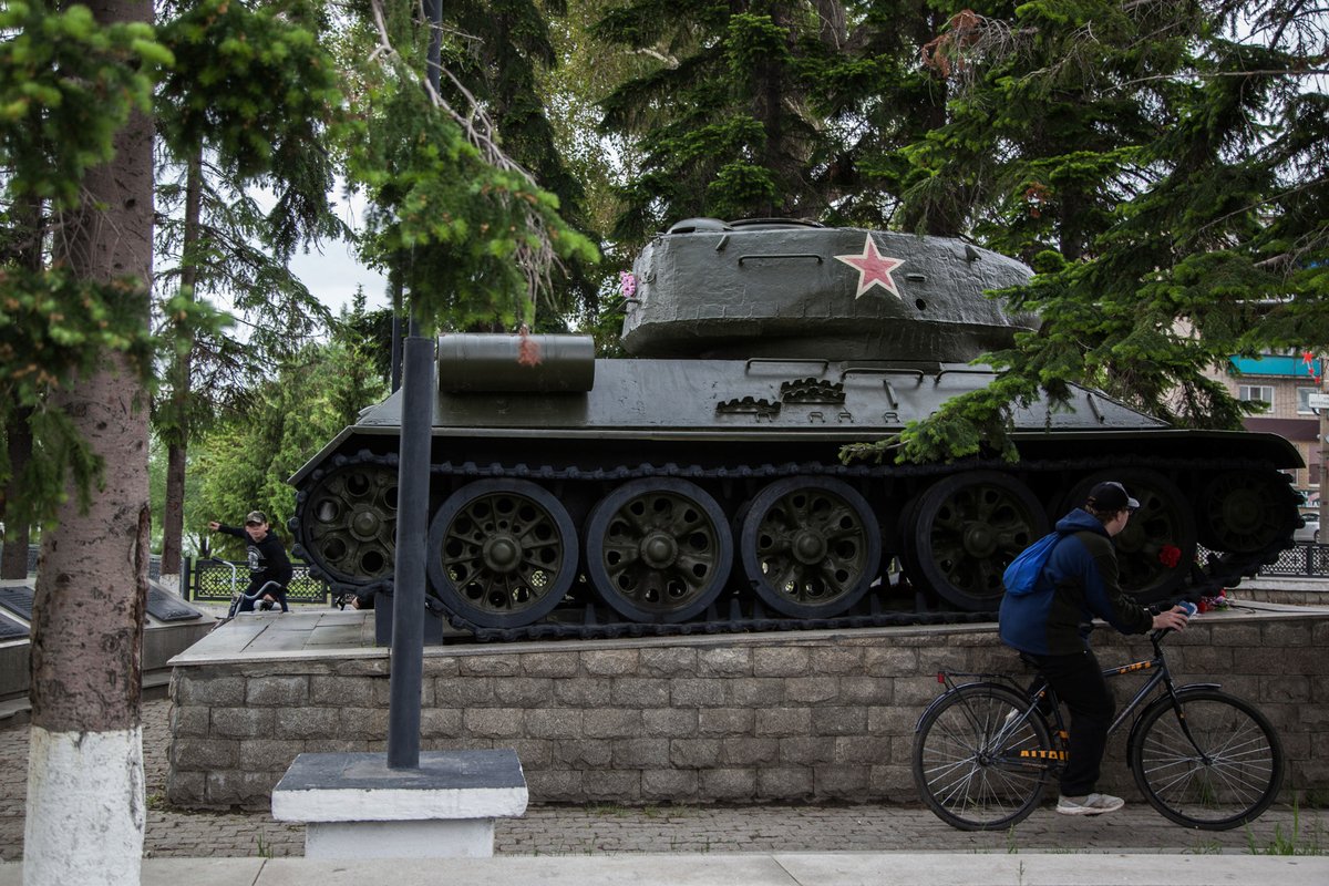 Военный памятник в Кыштыме — популярное место для детей. Фото: Евгений Петров