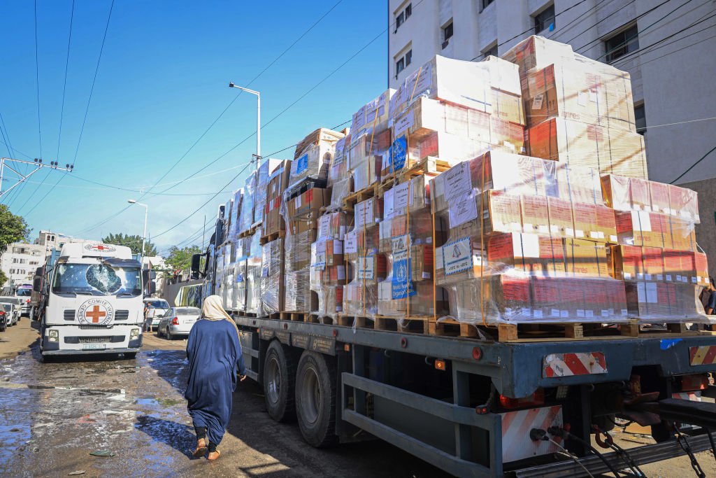 Колонна грузовиков Международного комитета Красного Креста с медицинской помощью направляется в больницу «Аль-Шифа». Фото: Ahmad Salem / Bloomberg / Getty Images