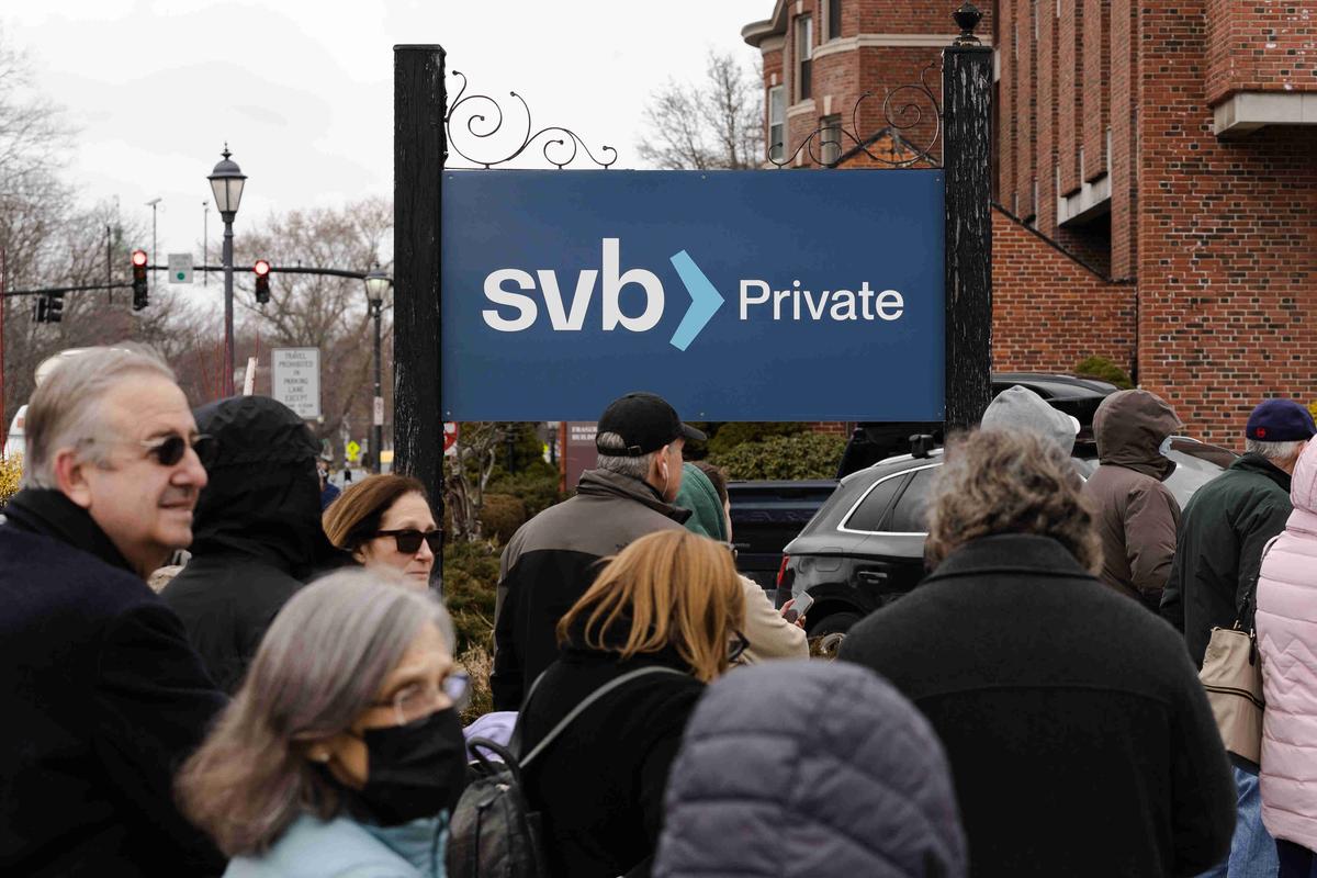 Клиенты SVB выстраиваются в очередь, чтобы попытаться вернуть свои средства. Уэллсли, штат Массачусетс, 13 марта 2023 года. Фото: Sophie Park / Bloomberg / Getty Images