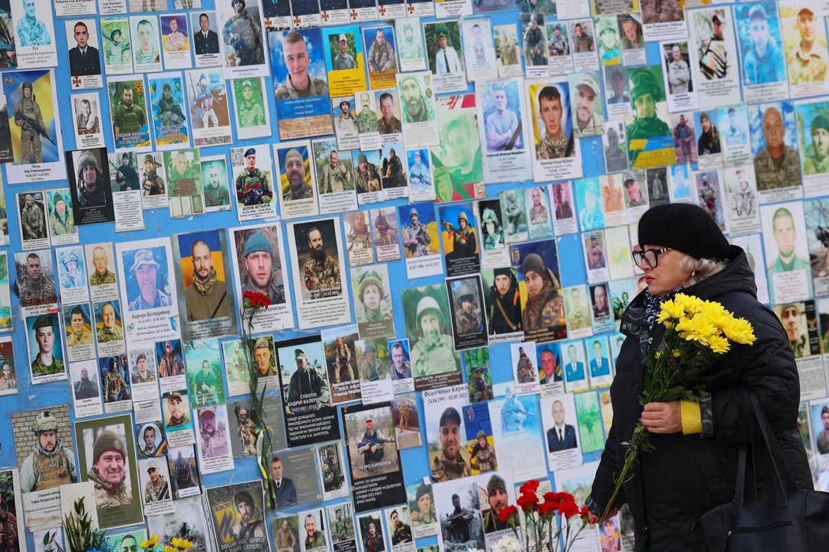 A woman bringing flowers to a memorial to fallen Ukrainian soldiers n Kyiv, Ukraine, 4 February 2024. Photo: EPA-EFE / ANTONIO COTRIM