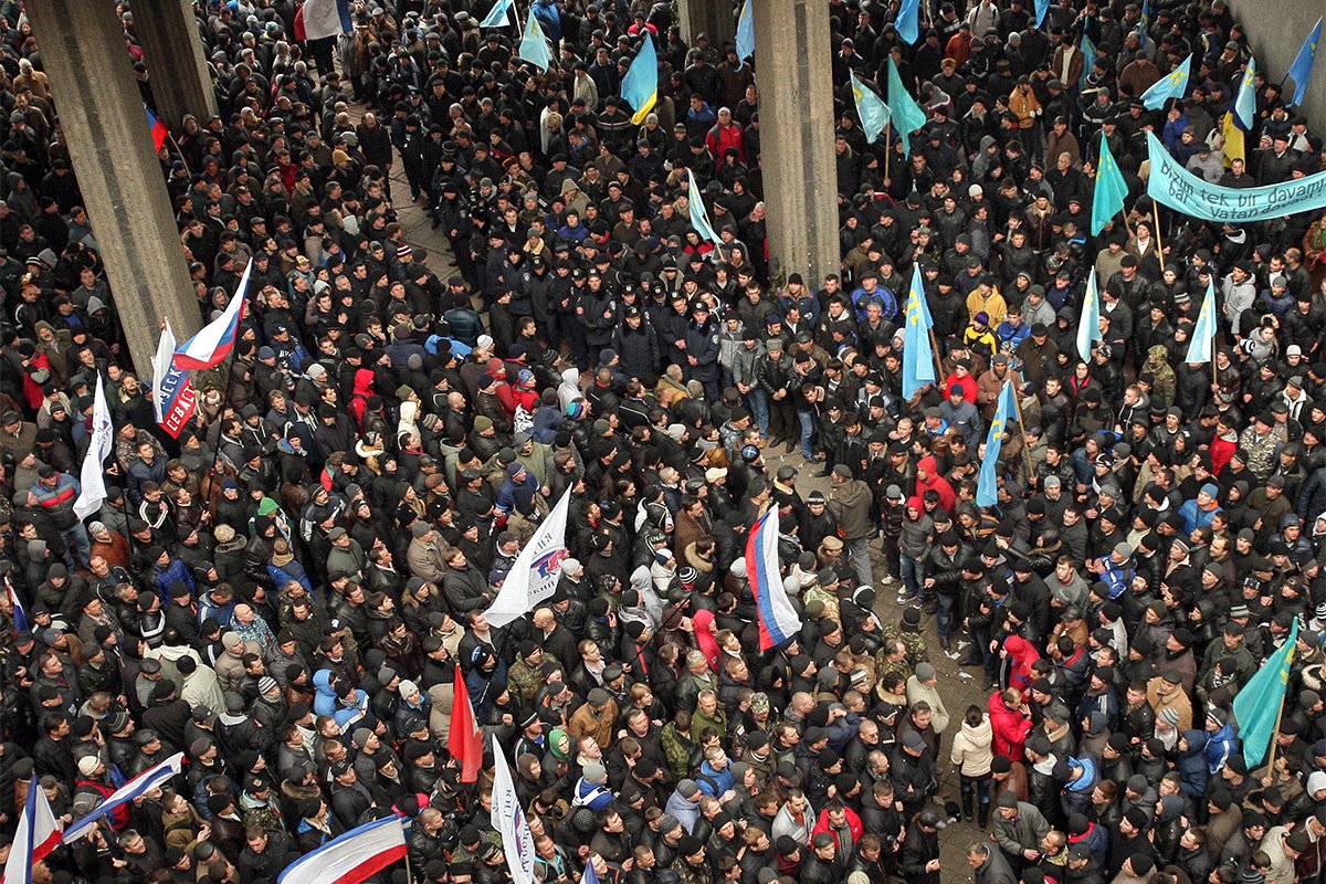 Пророссийские активисты, крымско-татарские протестующие и сторонники Майдана возле здания парламента в Симферополе, Крым, Украина, 26 февраля 2014 года. Фото: Артур Шварц / EPA