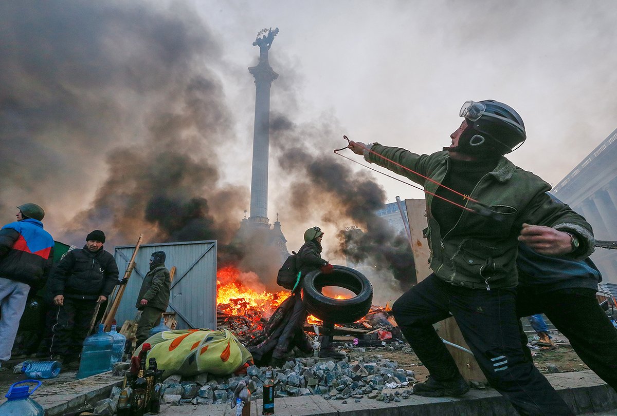 Euromaidan. Një protestues gjatë përleshjeve me policinë në qendër të Kievit, Ukrainë, 19 shkurt 2014. Foto: Sergey Dolzhenko / EPA