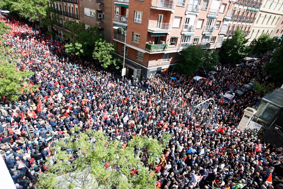 Сторонники Испанской социалистической партии проводят митинг в поддержку премьер-министра Испании Педро Санчеса, 27 апреля 2024 года. Фото: Fernando Alvarado / EPA-EFE