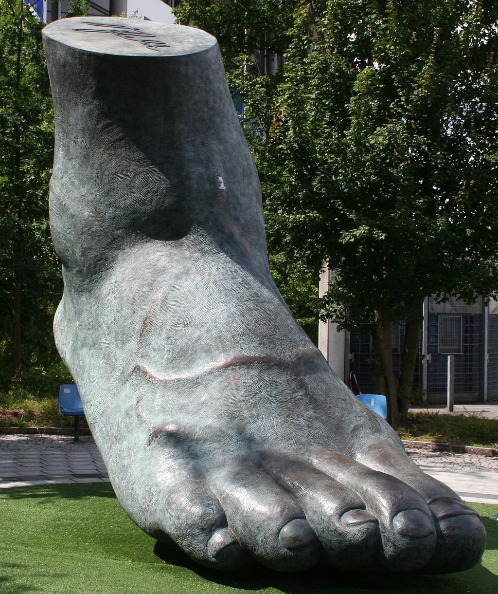 Памятник правой ноге Уве Зеелера. Фото: Wikipedia