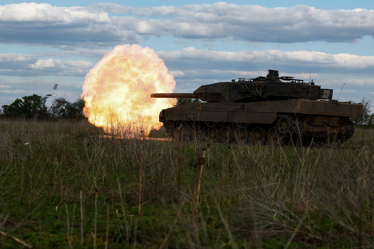 Украинские военнослужащие стреляют из танка Leopard 2A6 во время военных учений вблизи линии фронта в Донецкой области, Украина, 12 мая 2024 года. Фото: Валентин Огиренко / Reuters / Scanpix / LETA