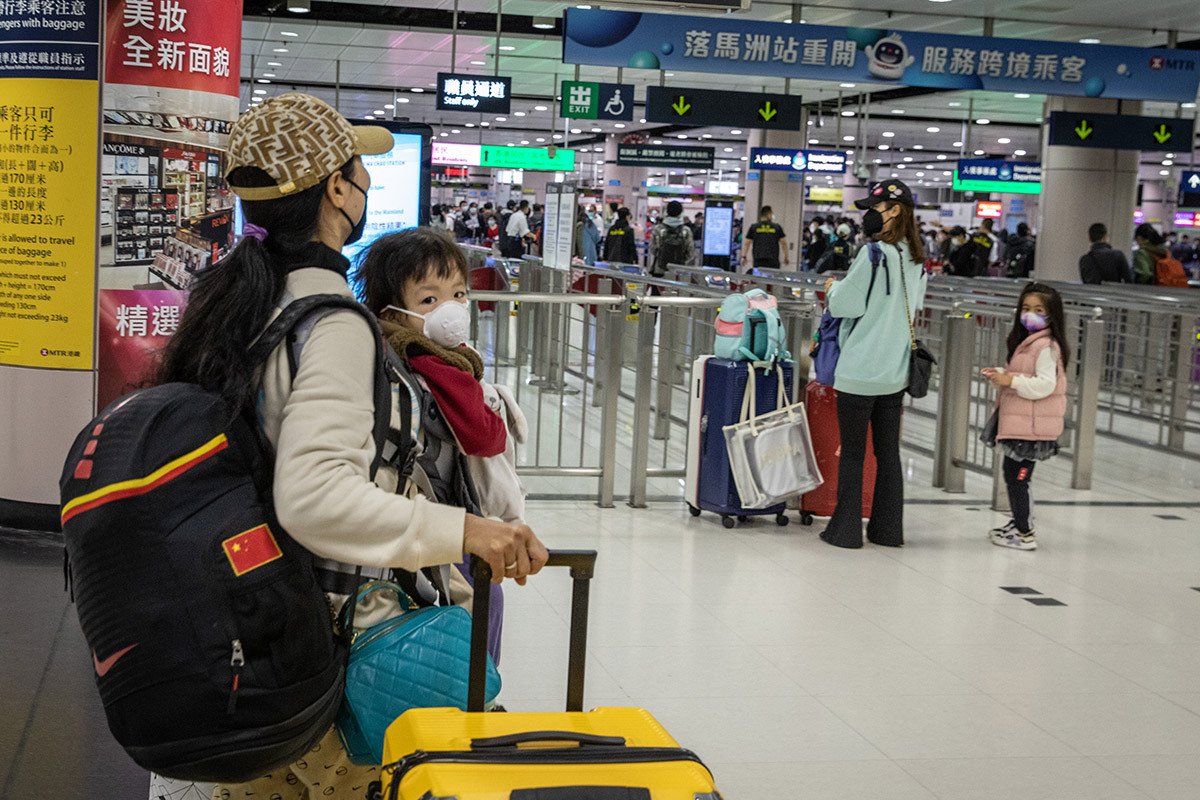 Мать с грудным сыном отправляется в Шэньчжэнь (Китай) из Гонконга. Фото: Alex Chan / SOPA Images / LightRocket / Getty Images