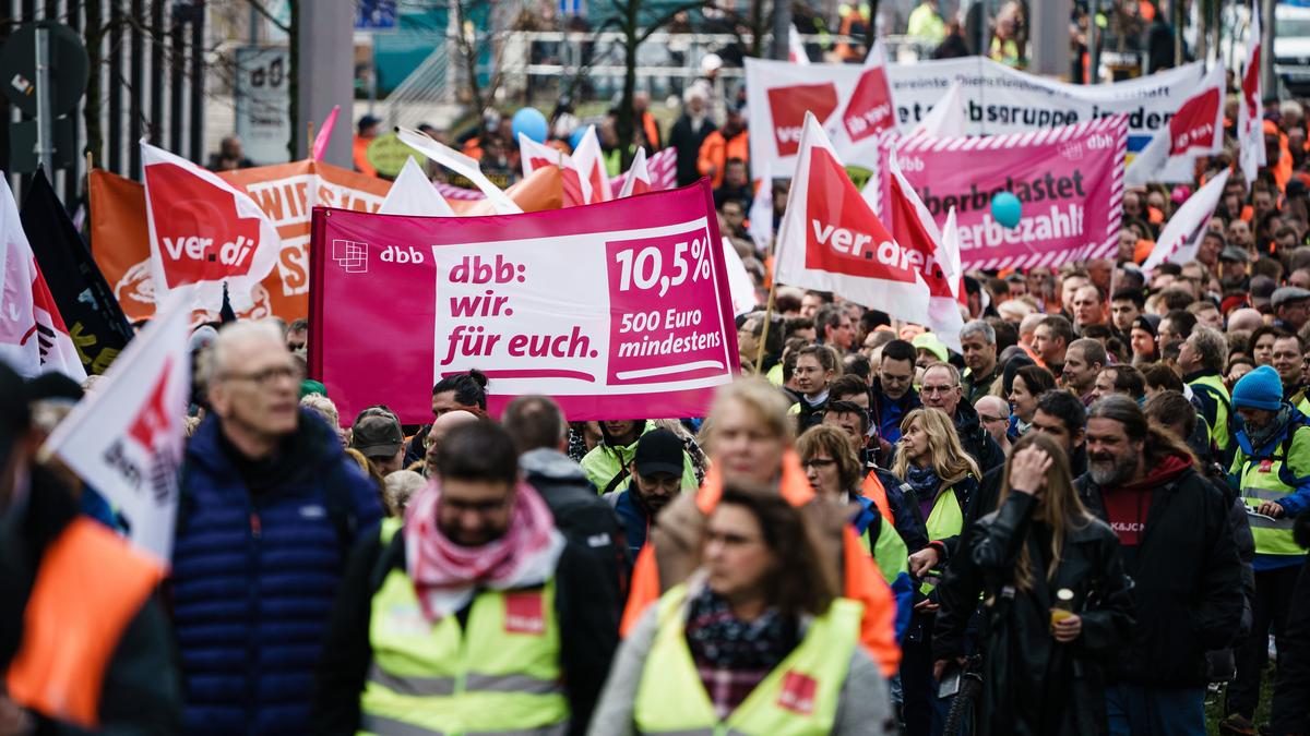 Протестующие идут с транспарантом с надписью «10,5 процента, не менее 500 евро», Германия, 23 марта 2023 г. Фото: EPA-EFE/CLEMENS BILAN