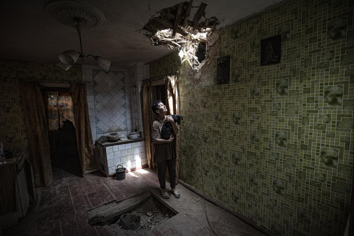 Дыра в потолке жилого дома после ракетного удара. Бахмут, Донецкая область, июль 2022 г. Фото: Metin Aktas / Getty Images