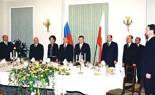 Polish President Aleksander Kwaśniewski hosts an official dinner during Putin’s visit to Poland. Photo:  Kremlin