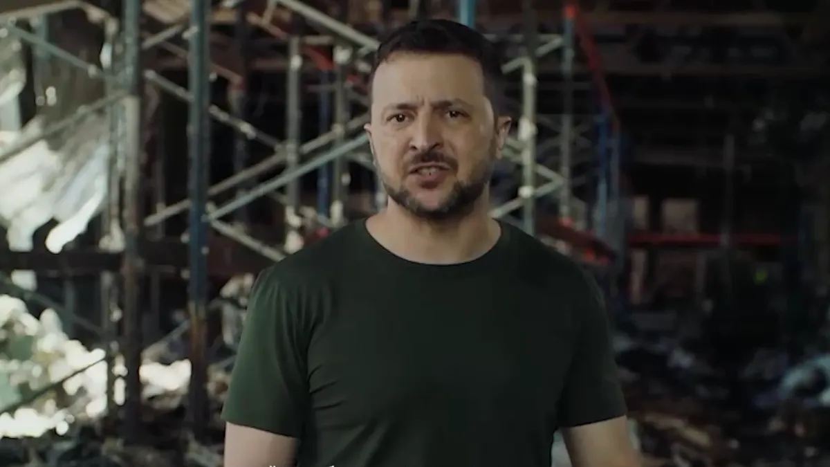 Зеленский приехал в Харьков и записал видеообращение на фоне разрушенной российской армией типографии. Он пригласил Байдена и Си Цзиньпина на «саммит мира»