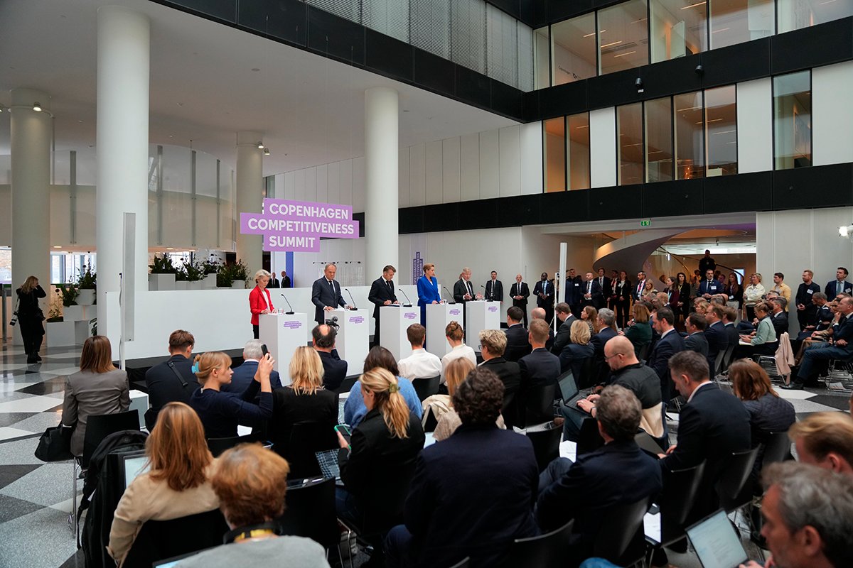 Урсула фон дер Ляйен, Дональд Туск, Эммануэль Макрон, Метте Фредериксен и Якоб Валленберг выступают на Копенгагенском саммите, 1 октября 2025 года. Фото: Sebastian Elias / EPA