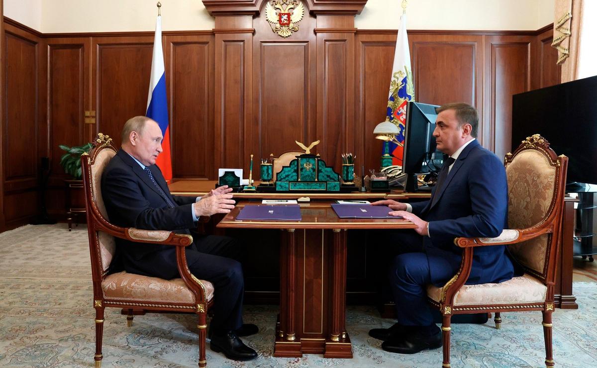 Владимир Путин и Алексей Дюмин, 2022 г. Фото:  Сайт Президента России