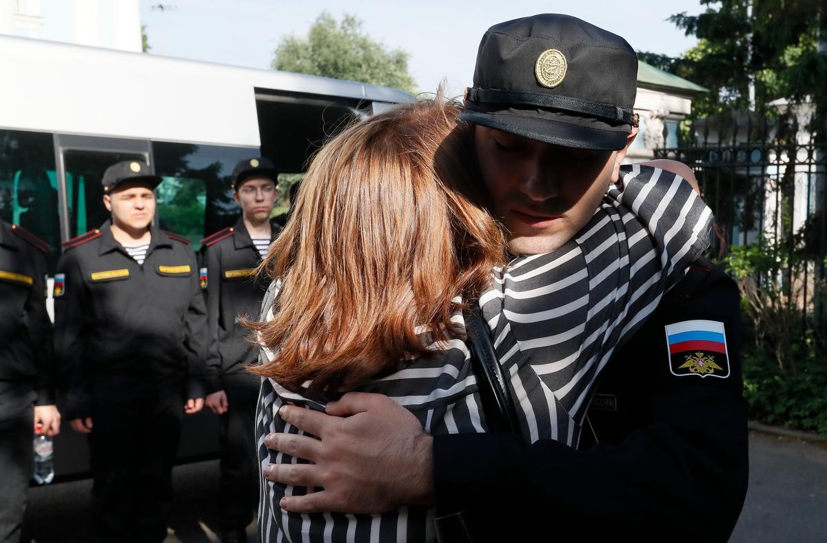 A Russian conscript says goodbye to a loved one, St. Petersburg, 4 June 2024. Photo: EPA-EFE / ANATOLY MALTSEV