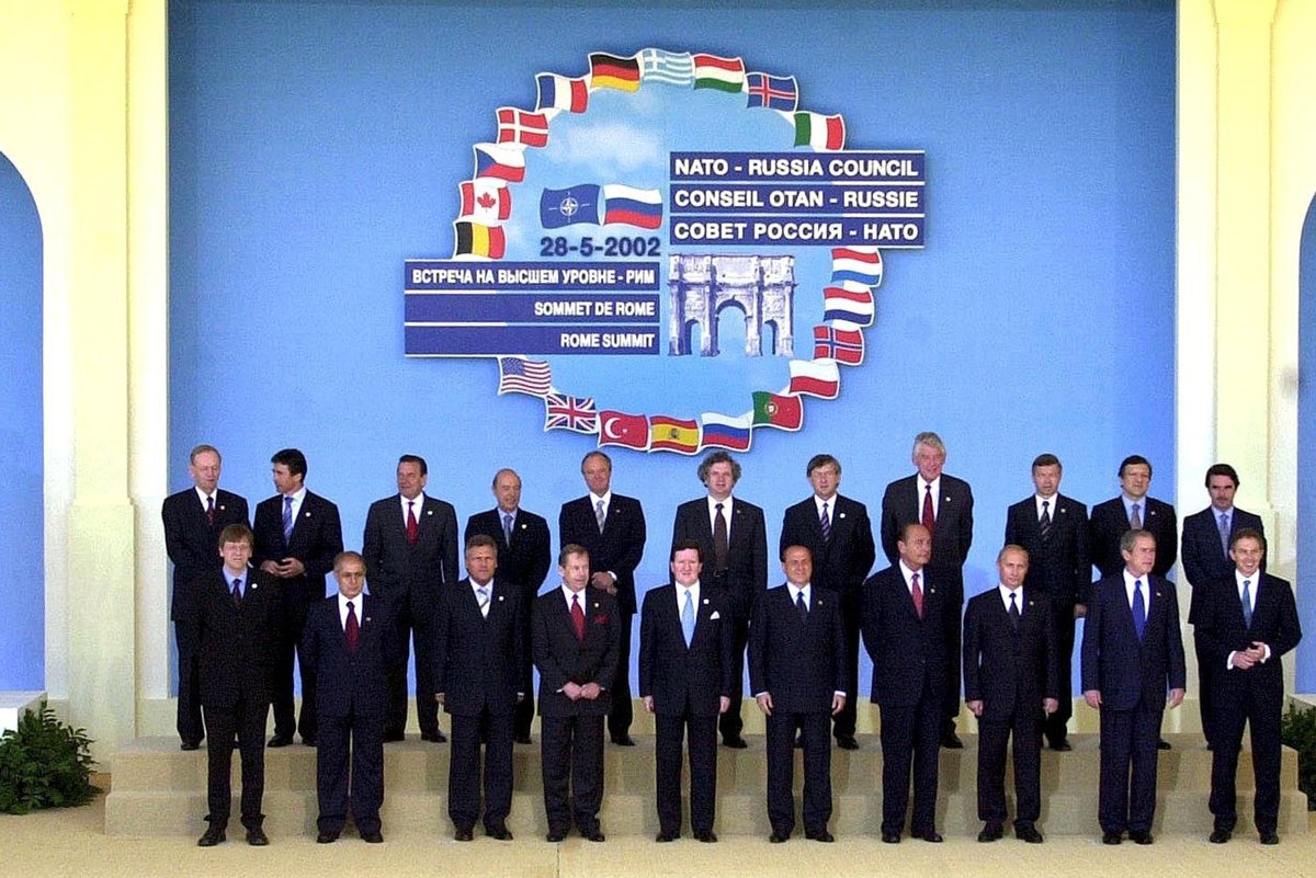 Главы государств и правительств стран-членов НАТО и России позируют для общего фото на итальянской военно-воздушной базе недалеко от Рима, 28 мая 2002 года. Фото: Danilo Schiavella / EPA