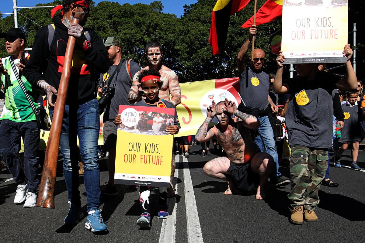 Протестующие во время марша за права аборигенов на землю, который совпадает с Международным днем коренных народов мира, в Сиднее, Новый Южный Уэльс, 9 августа 2018 г. Фото: Дэни Кэсси / EPA-EFE