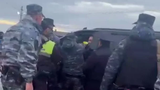 Скриншот из видео с моментом задержания Алихана Цакаева