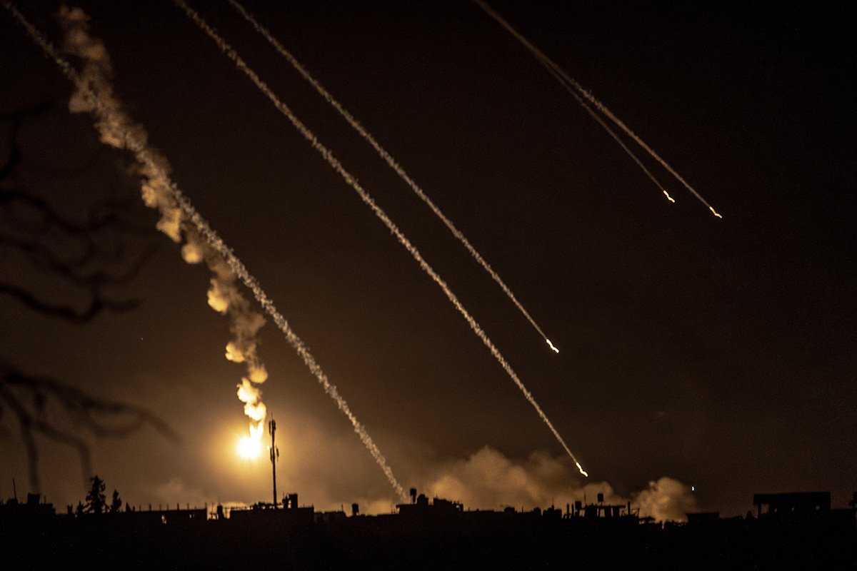 Дым поднимается после израильских авиаударов в секторе Газа, вид со стороны города Сдерот, 12 ноября 2023 года. Фото: Mostafa Alkharouf / Anadolu / Getty Images