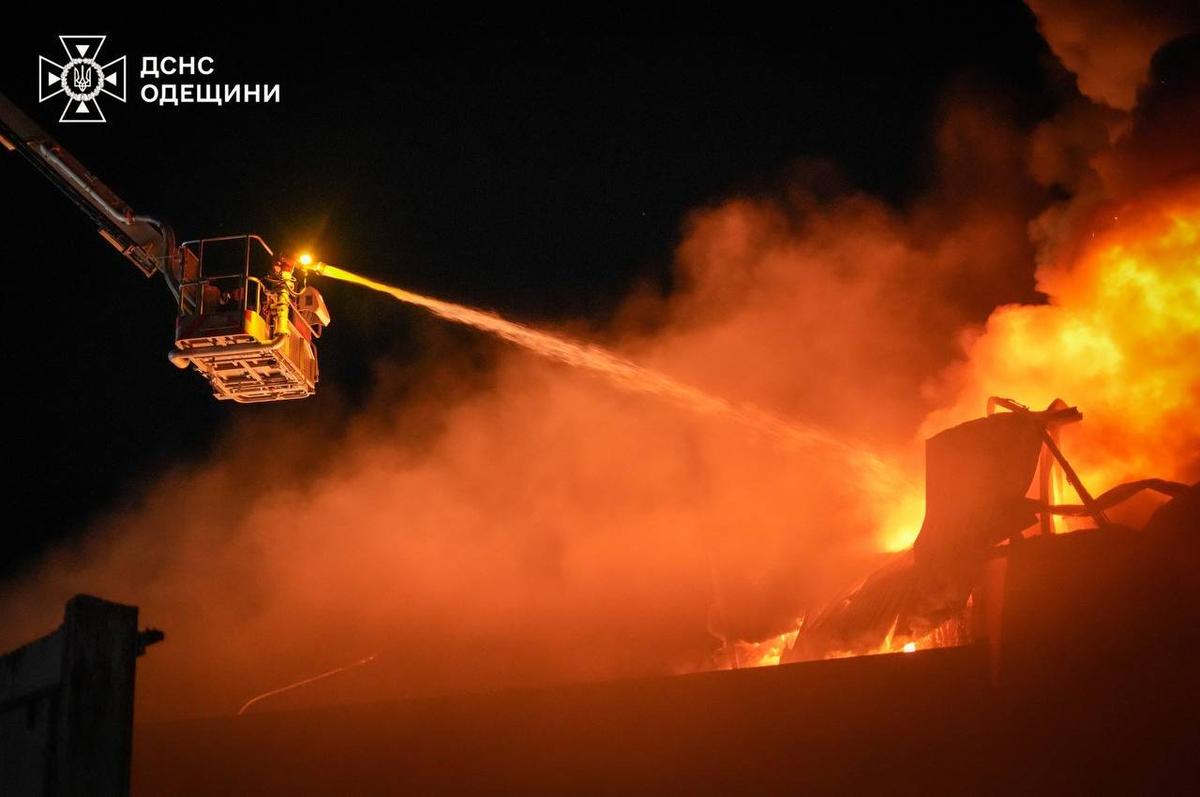 Тушение пожара в складских помещениях почты в Одессе. Фото: ДСНС України / Telegram