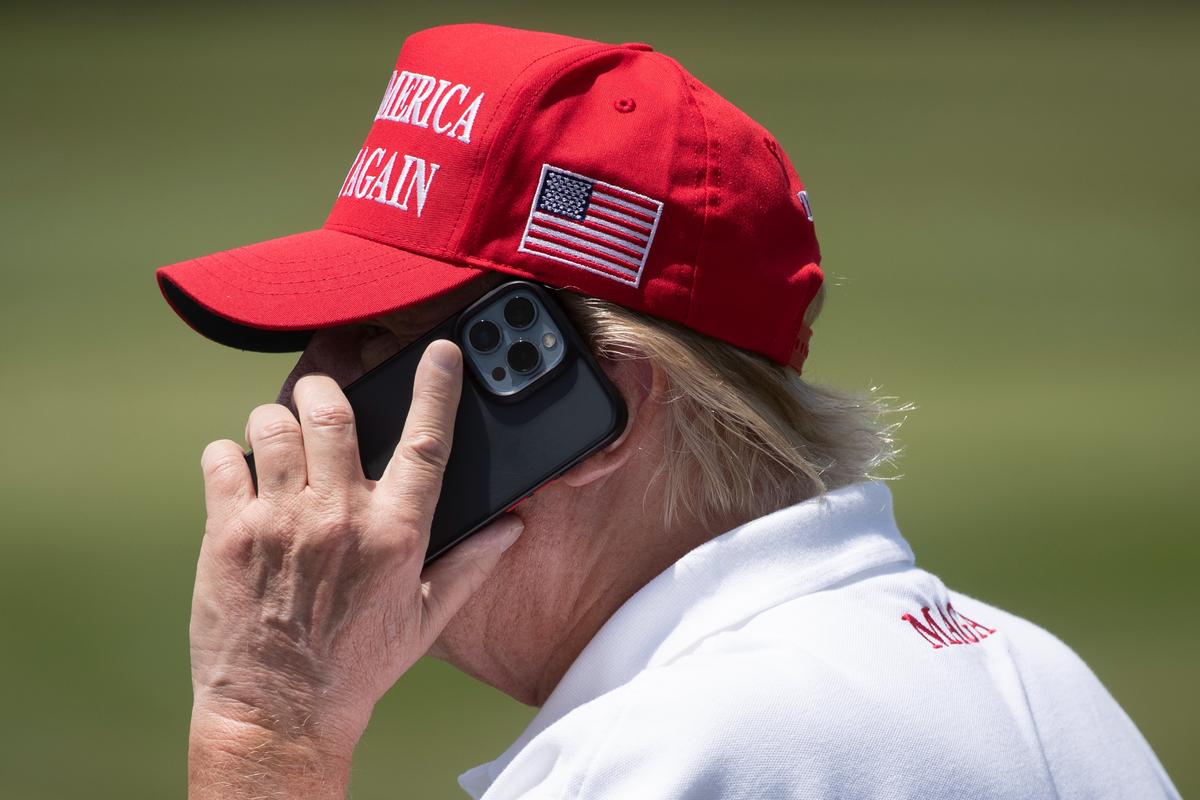 Donald Trump makes a call while playing golf at the Trump National Golf Club in Sterling, Virginia, 27 May 2023. Photo: EPA-EFE / MICHAEL REYNOLDS