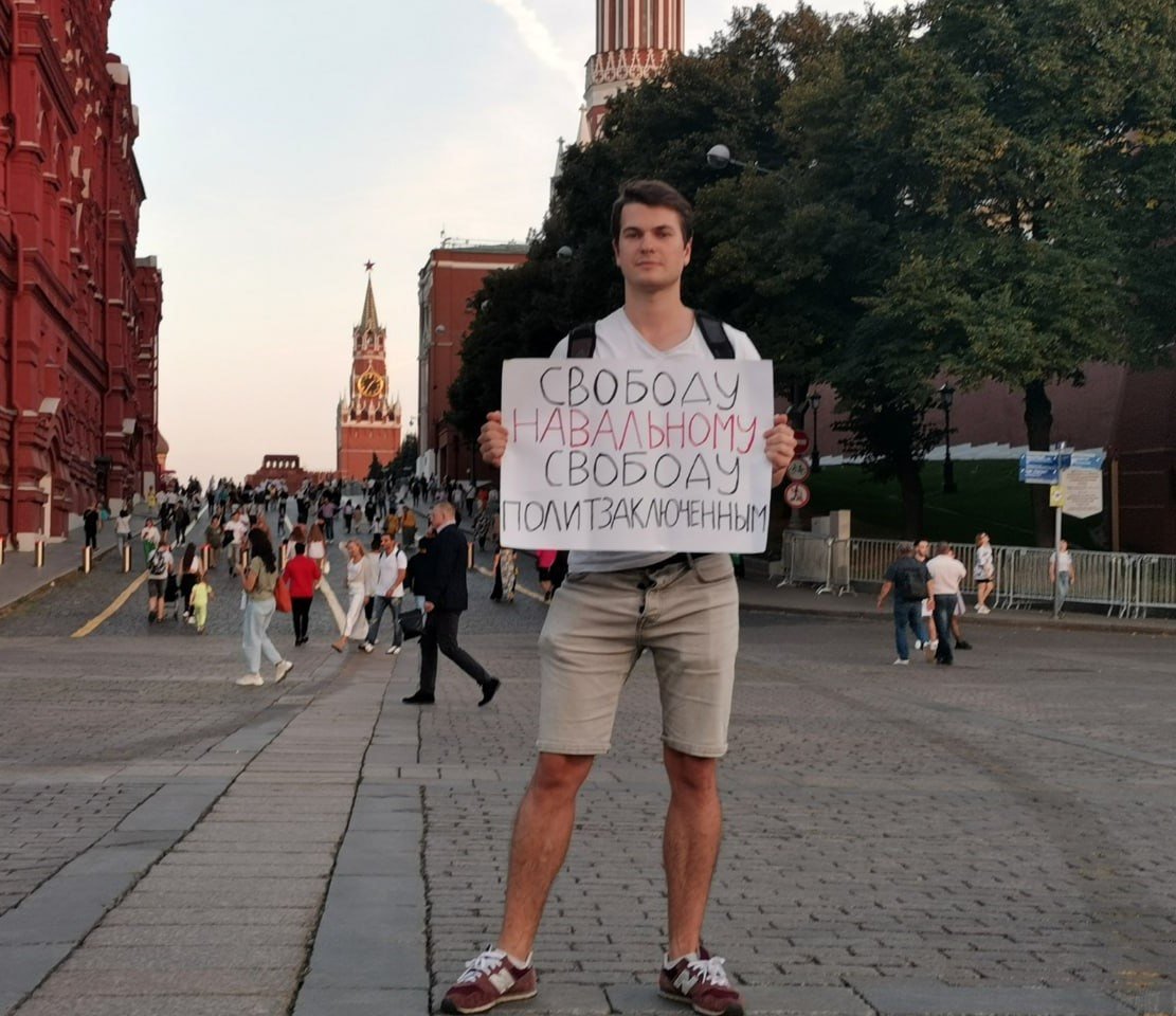Активист Алексей Маляревский во время одиночного пикета. Фото: соцсети