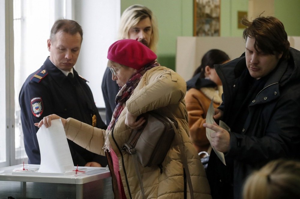 People cast their ballots during the presidential election in Moscow, 17 March 2024. Photo: EPA-EFE/MAXIM SHIPENKOV