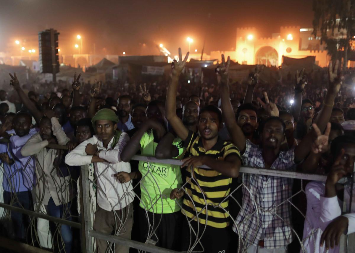 Акция протеста против правления бывшего президента Хасана аль-Башира, Судан, май 2019 года. Фото: EPA-EFE / AMEL PAIN