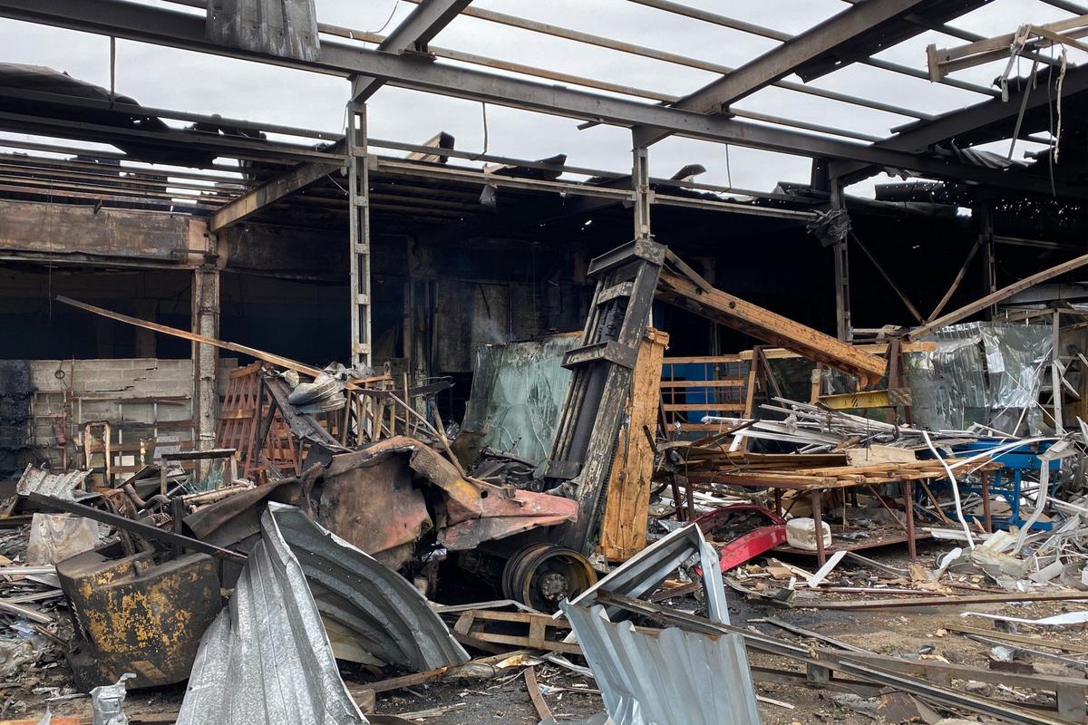 Обломки сгоревшего склада в Днепре, 10 сентября 2022 года. Фото: Yana Stoikova / Suspilne Ukraine/JSC "UA:PBC" / Global Images Ukraine / Getty Images