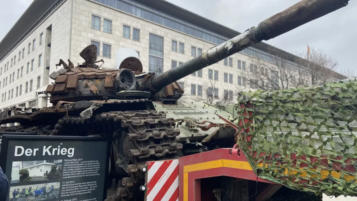 Berlin: Russian tank destroyed by Ukrainian forces near Kyiv installed in front of Russian Embassy