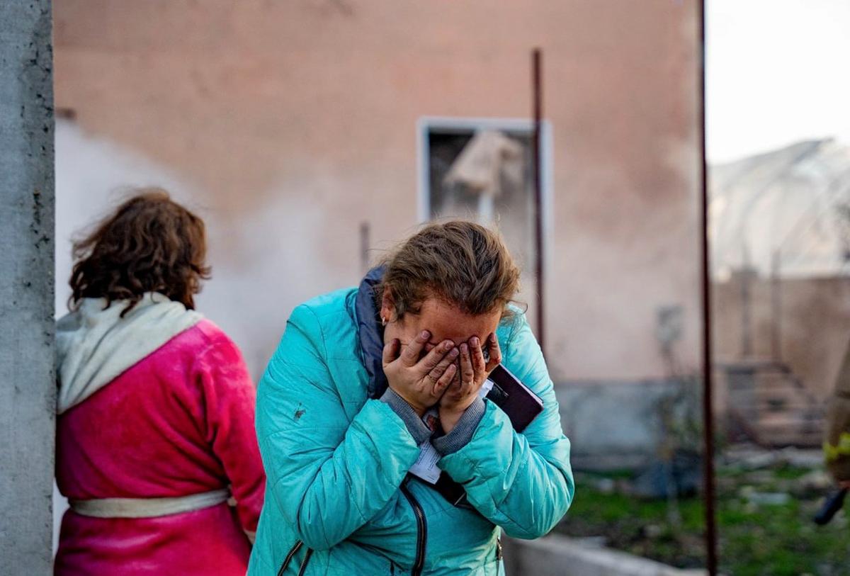 A Ukrainian woman in the aftermath of a Russian airstrike on the port of Odesa in southwestern Ukraine, 17 November 2024. Photo: EPA-EFE/STATE EMERGENCY SERVICE OF UKRAINE