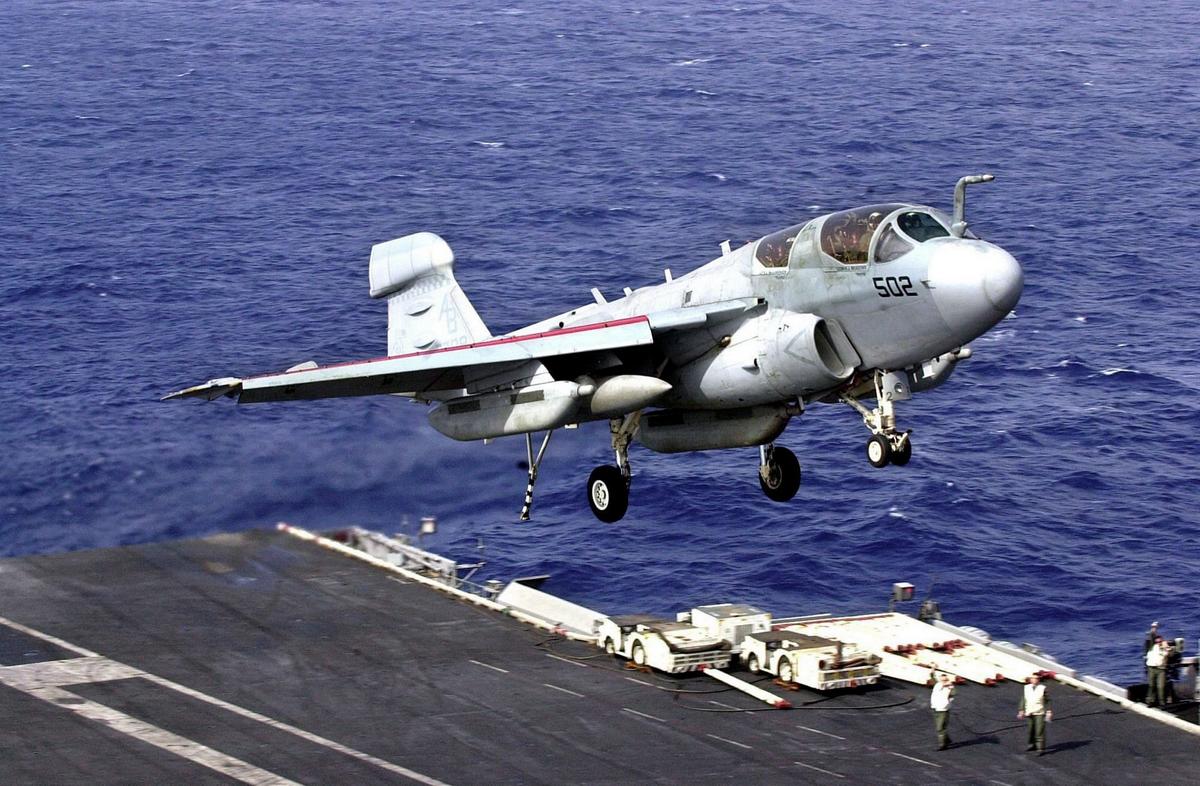 Палубный самолёт ВМС США, предназначенный для ведения радиоэлектронной борьбы и разведки EA-6 Prowler. Фото: EPA / Elvira Urquijo
