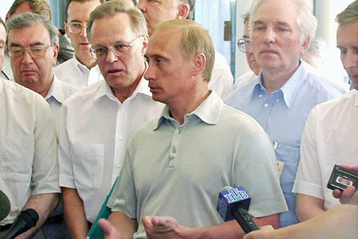 Президент России Владимир Путин отвечает на вопросы журналистов на черноморском курорте Сочи, 16 августа 2000 года. Фото: EPA Photo/ITAR-TASS