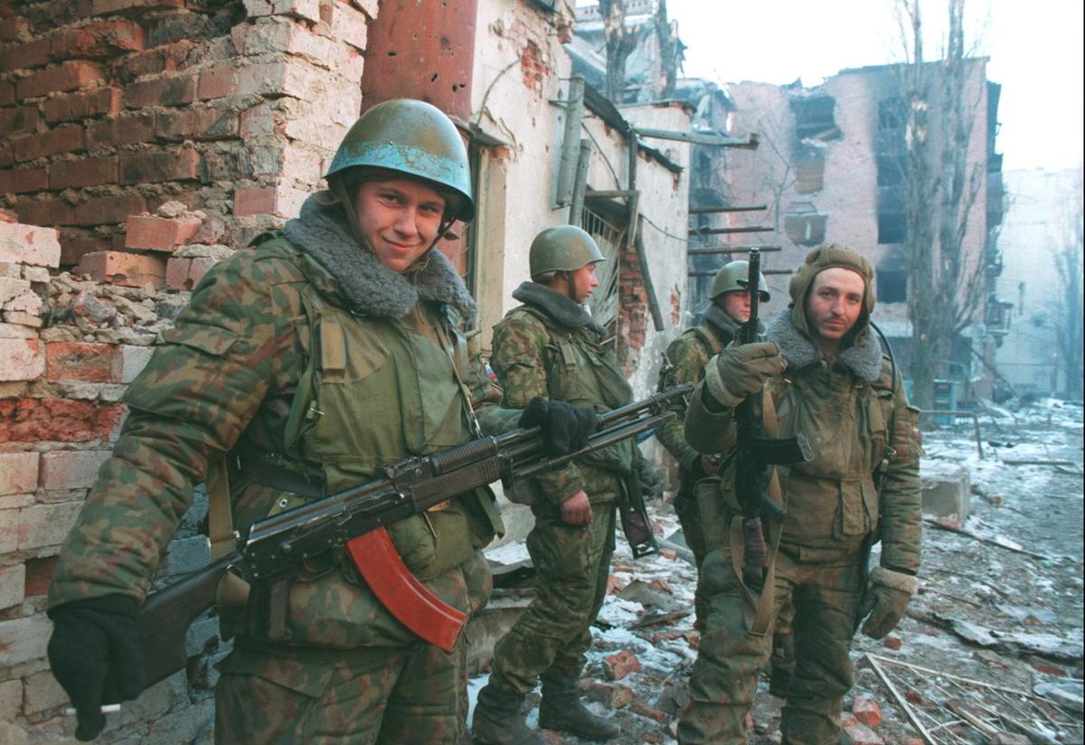 Russian soldiers patrolling the ruins of Grozny, 1995. Photo: Georges DeKeerle / Sygma / Getty Images