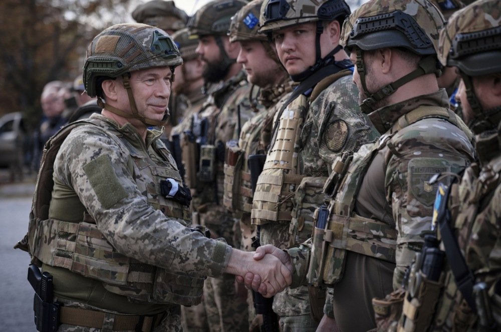 Oleksandr Syrskyi shakes hands with Ukrainian servicemen in the recaptured city of Lyman, 4 October 2022. Photo: EPA-EFE/YEVGEN HONCHARENKO