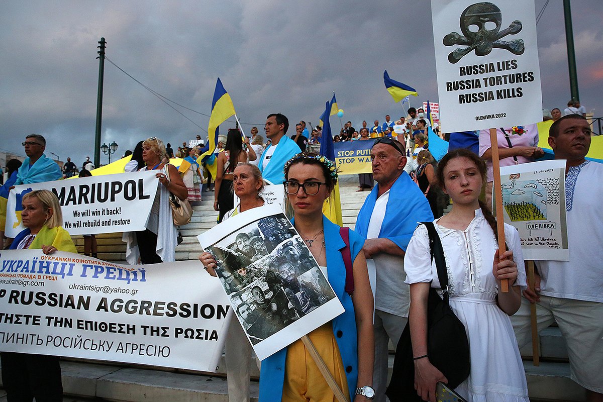 Украинцы, живущие в Афинах, и беженцы войны собираются на празднование Дня независимости Украины в Афинах, Греция, 24 августа 2022 года. Фото: Orestis Panagiotou / EPA-EFE