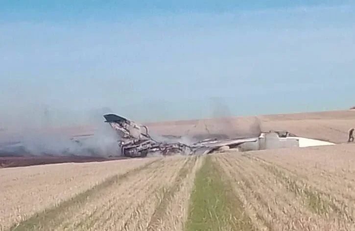 The wreckage of a Su-24 jet in a field. Photo: Baza