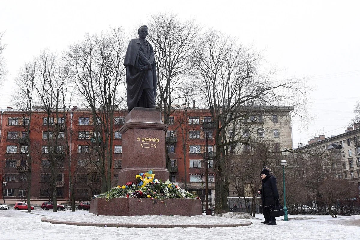 Flowers at the monument to Ukrainian poet Taras Shevchenko in St. Petersburg on 22 January 2023. Photo: Alexander Koryakov / Kommersant / Sipa USA / Vida Press