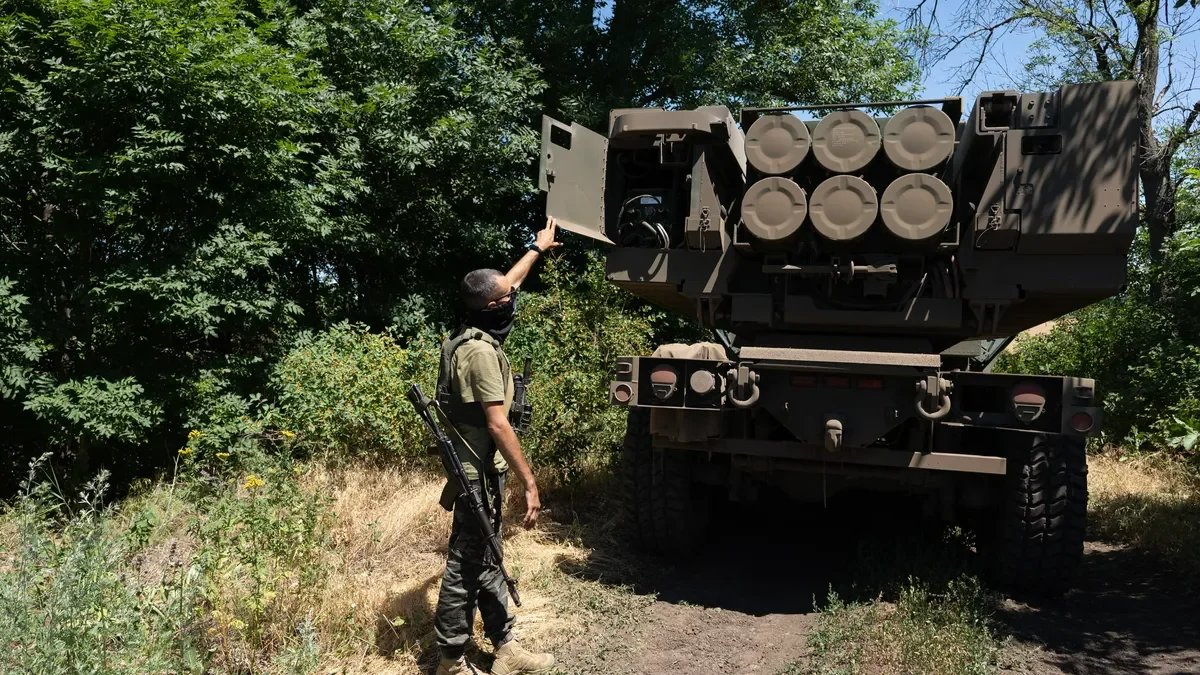 A unit commander points to missiles on a US HIMARS multiple rocket launcher in eastern Ukraine. Photo: Anastasia Vlasova / The Washington Post / Getty Images