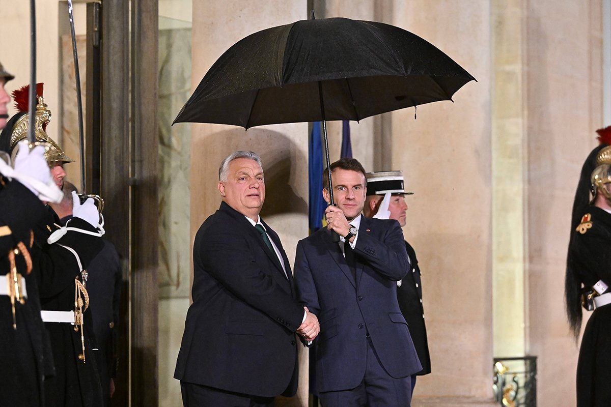 Президент Франции Эммануэль Макрон приветствует премьер-министра Венгрии Виктора Орбана в Елисейском дворце в Париже, 7 декабря 2023 года. Фото: Jacques Witt / SIPA / Shutterstock / Vida Press