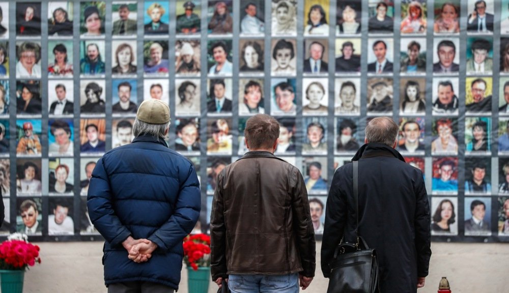 Remembering victims of the Moscow theatre hostage crisis outside the Dubrovka Theatre, 26 October 2020. Photo: EPA-EFE/YURI KOCHETKOV