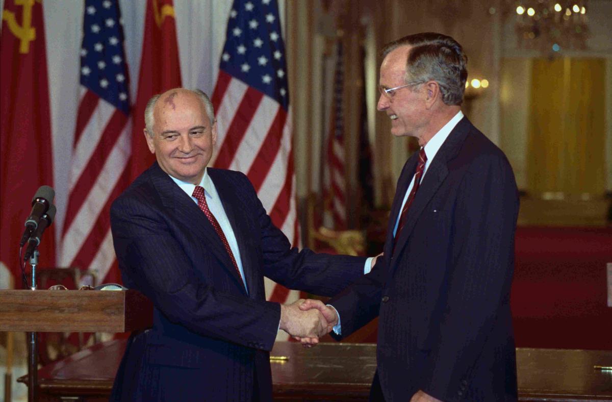 Михаил Горбачев и Джордж Буш-старший во время встречи в Белом доме, 1990 год. Фото: Getty Images