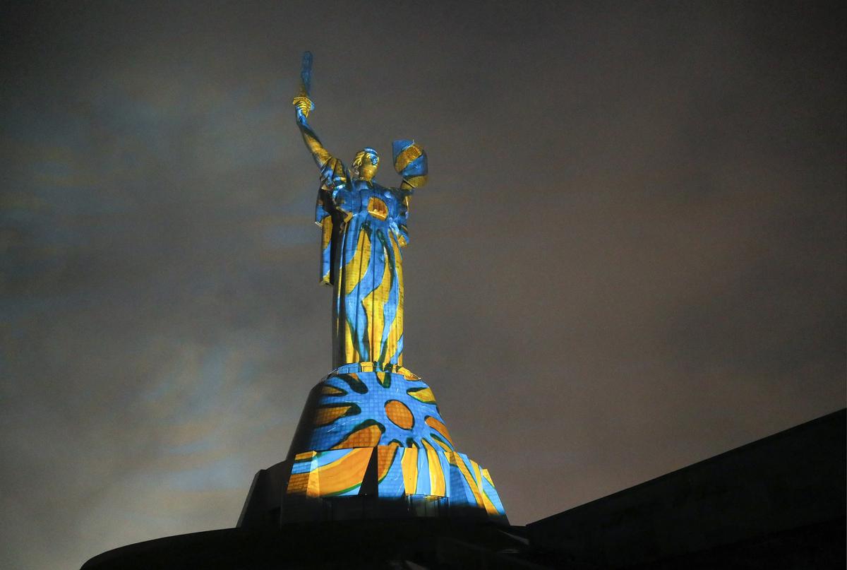 The Motherland monument illuminated by Swiss light artist Gerry Hofstetter in Kyiv, Ukraine, 25 December 2022. Photo: EPA-EFE/SERGEY DOLZHENKO