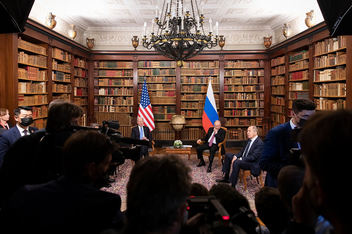 Встреча президента США Джо Байдена, президента России Владимира Путина и министра иностранных дел России Сергея Лаврова во время американо-российского саммита в Женеве, 16 июня 2021 года. Фото: Peter Klaunzer / Keystone / Getty Images