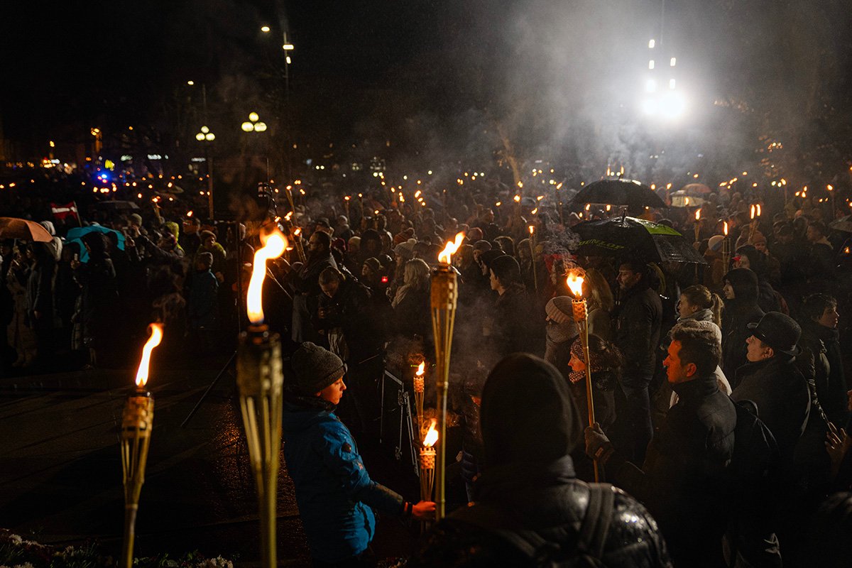 Рижане, собравшиеся на Площади Свободы. Фото: Влад Докшин