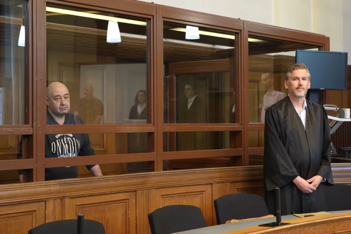 Дмитрий Баграш во время заседания суда, Берлин, июль 2024 года. Фото: DW / <a data-sk="tooltip_parent" data-stringify-link="https://youtu.be/bjdffX_RqLM" href="https://youtu.be/bjdffX_RqLM" rel="noopener noreferrer" target="_blank">YouTube</a>